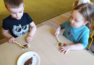 Dzieci wykonują torciki czekoladowe